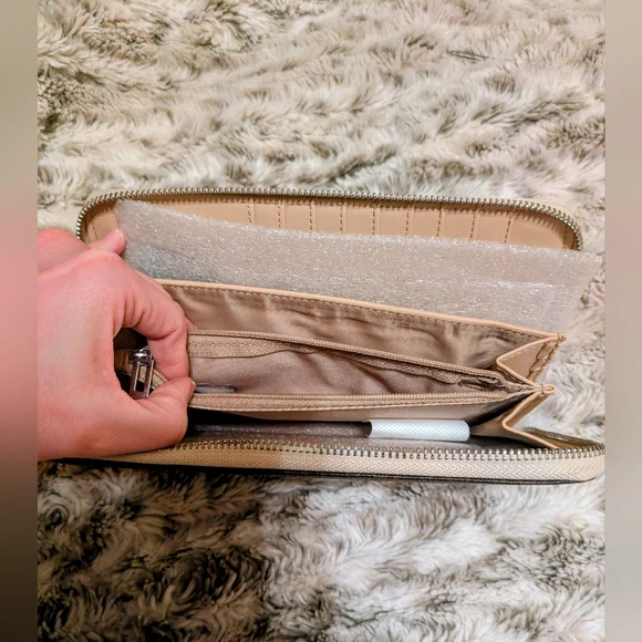 Guess Logo Zip Around Wallet Wristlet Brown Cream NWT - Picture 3 of 4